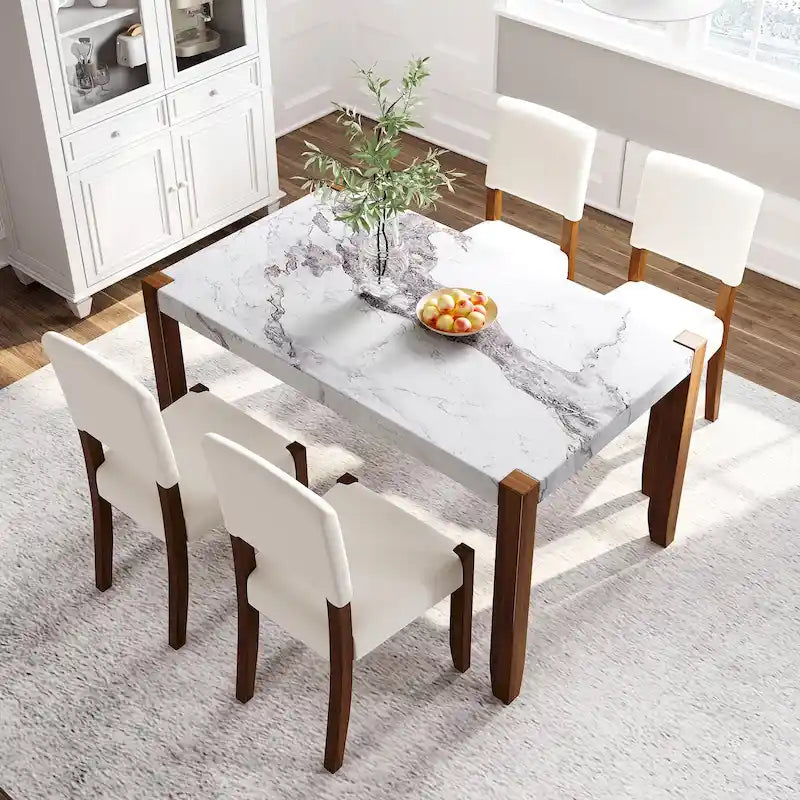 Nowoczesna sofa akcentująca z tkaniny boucle z pionowym pikowaniem kanałowym i nogami z litego drewna, kanapa do salonu