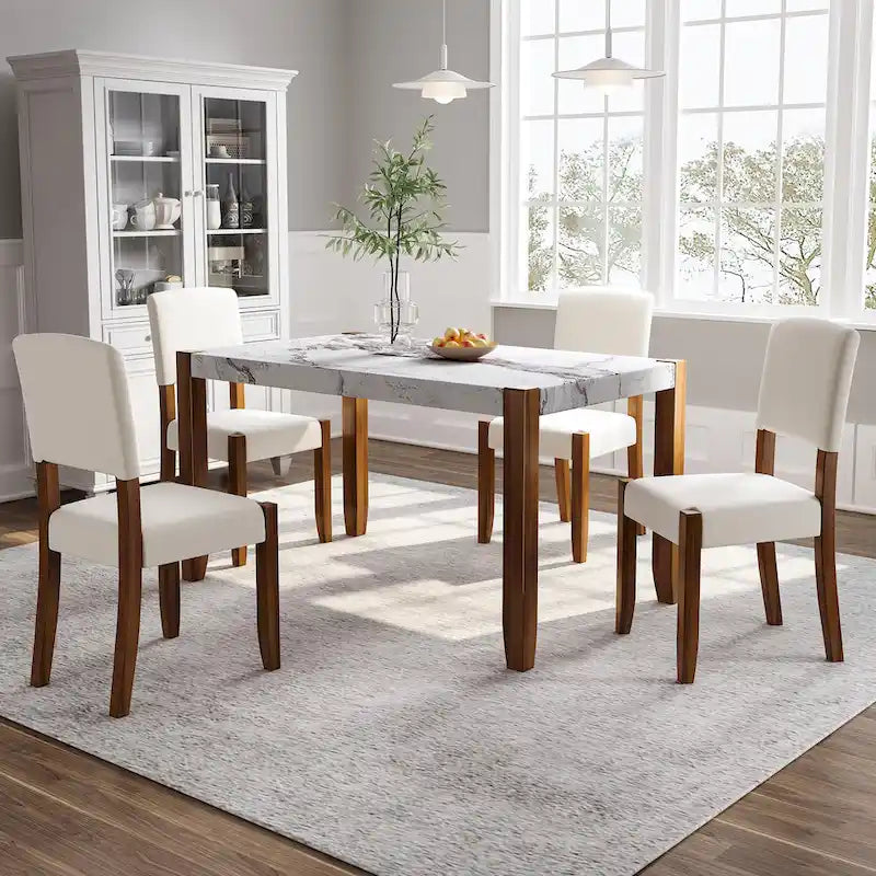 Nowoczesna sofa akcentująca z tkaniny boucle z pionowym pikowaniem kanałowym i nogami z litego drewna, kanapa do salonu